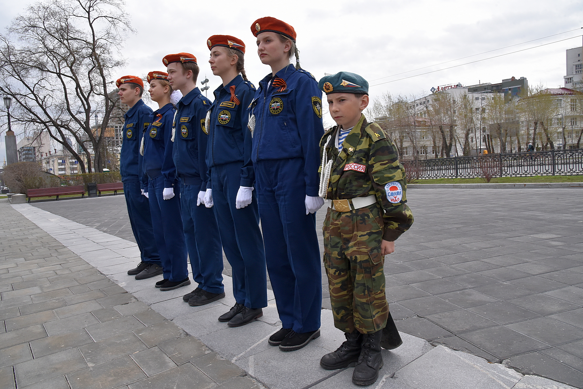 В Екатеринбурге началась патриотическая акция «Пост № 1» у Вечного огня.  Фото - «Уральский рабочий»